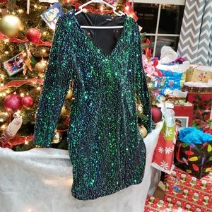 Green sequined v neck long sleeve party dress
